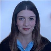 Profesora de apoyo escolar especializada en clases particulares para niños sobre matemáticas básicas de manera online o presencial